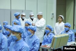 김정은(가운데) 북한 국무위원장이 16일 딸 김주애(가운데 오른쪽)와 함께 비상설 위성발사준비위원회 사업을 현지 지도하고 있다. 조선중앙통신이 다음날(17일) 공개한 사진.