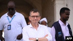 FILE - Volker Perthes (C), Special Representative of the United Nations Secretary-General for Sudan and Head of the UN Integrated Transition Assistance Mission in Sudan, oversees the evacuation of personnel in Port Sudan on April 24, 2023.