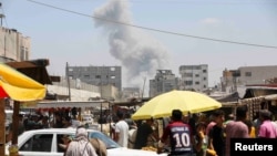 2024년 8월 8일 가자지구 남부의 칸 유니스에서 이스라엘의 공습으로 연기가 피어오르고 있다.