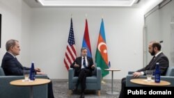 Antoni Blinken, Ceyhun Bayramov və Ararat Mirzoyan (Arxiv foto. Mənbə: Dövlət Departamenti)