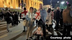 Uprkos policijskom nasilju, na proteste dolaze i porodice sa djecom. Foto: Detektor