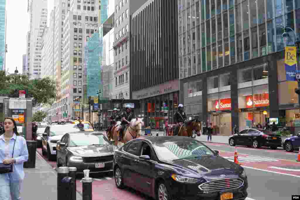 ኒው ዮርክ በሚገኘው በግዙፉ የመንግሥታቱ ድርጅት የጠቅላላ ጉባዔ አዳራሽ አካባቢ ፖሊስ ጥበቃ እያደረገ&nbsp;