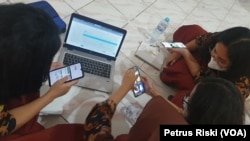 Pelajar di Surabaya memanfaatkan perangkat teknologi untuk membuat konten positif di media sosial. (Foto: Petrus Riski/VOA)