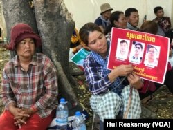 អ្នកភូមិ​កាន់បដា​នៅ​ក្បែរ​របង​ក្រសួង​មហាផ្ទៃ​នៅ​ទីក្រុង​ភ្នំពេញ​ កាល​ពី​ថ្ងៃទី២២ ខែ​ឧសភា​ ឆ្នាំ​២០២៣ ទាមទារ​ឱ្យ​អាជ្ញាធរ​ដោះលែង​លោក ថេង សាវឿន ប្រធាន​សមាគម​សម្ព័ន្ធ​សហគមន៍​កសិករ​កម្ពុជា​ (CCFC) និង​សហការី​របស់​លោក​២​នាក់ទៀត ។ (ហ៊ុល រស្មី/វីអូអេ)