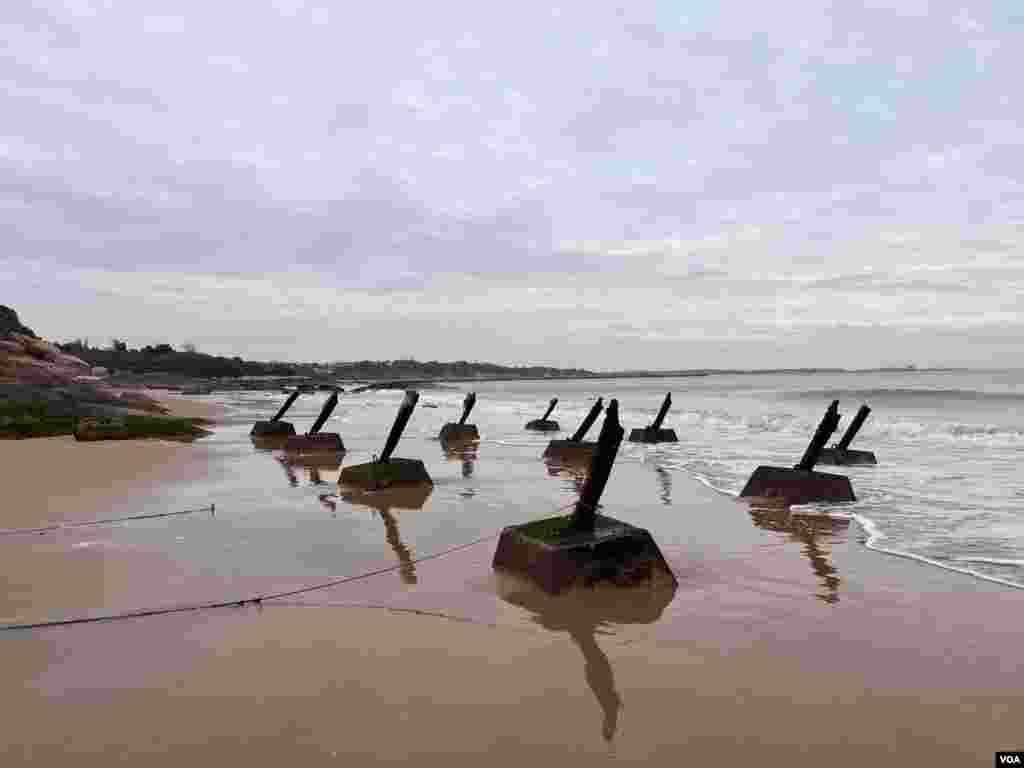 Spikes built to keep the Communist forces from landing on the island still protrude out on beaches throughout Kinmen and are especially visible at low tide. (Elizabeth Lee/VOA)