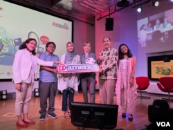 Dari kiri ke kanan: Moderator, Ketua AJI Sasmito Madrim, Peneliti SETARA Institute Sayyidatul Insiyyah , Political Officer Kedubes AS Jakarta Jordan Younes, Juru Bicara Kedubes AS Michael Quinlan, dan MC berfoto bersama usai acara (VOA/Ghita Intan).