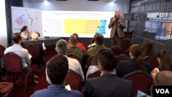 Milica Rakić Andrić i Visar Imeri predstavljaju rezultate istraživanja Nove društvene inicijative i Instituta za socijalnu politiku “Musine Kokalari”, 23. maja 2024. 