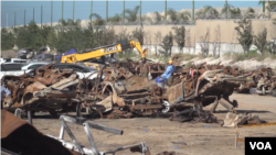 이스라엘 군인들이 하마스가 불태운 차량에서 시신과 신체 부분을 수습하고 있다.