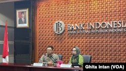 FILE - Direktur Departemen Kebijakan Sistem Pembayaran BI Fitria Ismi Triswati (kanan) dan Direktur Eksekutif Departemen Komunikasi BI Erwin Haryono (kiri) dalam konferensi pers di Gedung BI, Jakarta, Selasa (11/4). (Foto: VOA/Ghita)