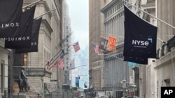 រូបឯកសារ៖ ទិដ្ឋភាព​នៃ​ទីស្នាក់ការ​ទីផ្សារភាគហ៊ុន New York នៅ​ដងផ្លូវ Wall Street ក្នុងទីក្រុង​ញូវយ៉ក សហរដ្ឋអាមេរិក កាលពីថ្ងៃទី៥ ខែមិថុនា ឆ្នាំ២០២៤។ 