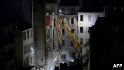 Dizalica ispred srušene zgrade u Marseju