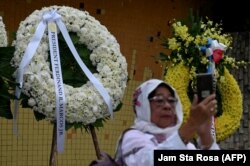 Karangan bunga dari Presiden Filipina Ferdinand Marcos Jr. untuk memperingati 37 tahun revolusi "People Power" yang menggulingkan ayahnya, diktator Marcos Sr, di Quezon City, Filipina, Sabtu, 25 Februari 2023. (Foto: Jam Sta Rosa/AFP)