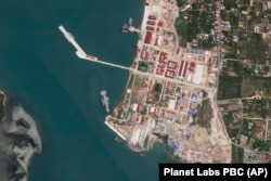 2024年5月8日的卫星图片显示，在柬埔寨重要的云朗海军基地停靠的两艘中国军舰已经在该基地停泊了超5个月。