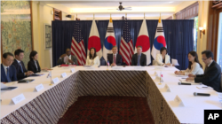 미한일 북핵 수석대표가 17일 인도네시아 자카르타에서 회담했다. 성 김 미 국무부 대북특별대표와 김건 한국 외교부 한반도평화교섭본부장, 나마즈 히로유키 일본 외무성 아시아대양주 국장이 각각 참석했다.