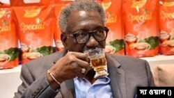 পশ্চিমবঙ্গের গ্রামের স্কুলের হীরক জয়ন্তী বর্ষের উদযাপনে ক্যারিবিয়ান ক্রিকেট কিংবদন্তি ক্লাইভ লয়েড।