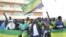 Des habitants brandissant des drapeaux nationaux du Gabon font la fête à Libreville le 30 août 2023.
