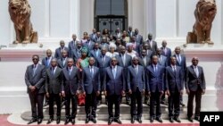 Photo de famille du gouvernement, prise au palais présidentiel de Dakar lors du premier conseil des ministres suivant l'élection du président Macky Sall pour son second mandat, 10 avril 2019. (Une image mise à disposition par la présidence sénégalaise/AFP). 