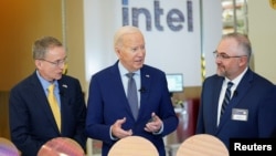 조 바이든 대통령(가운데)이 20일 애리조나주 피닉스에 위치한 인텔 오코틸로 캠퍼스의 반도체 생산 시설을 둘러보고 있다.