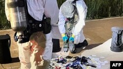 2일 한국 군이 남북 국경을 넘은 오물 풍선에서 북한 쓰레기로 추정되는 내용물을 확인하고 있다.