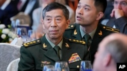 រូបឯកសារ៖ រដ្ឋមន្ត្រីការពារជាតិ​ចិន​លោក Li Shangfu ចូលរួម​វេទិកា​សន្តិសុខ​និងការពារជាតិ Shangri-La Dialogue នៅប្រទេសសិង្ហបុរី កាលពីថ្ងៃទី២៧ ខែមិថុនា ឆ្នាំ២០២៤។ 