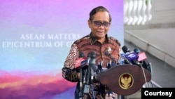 Menko Polhukam Mahfud MD menyatakan Pemerintah hanya akan fokus kepada para korban pelanggaran HAM berat masa lalu sesuai dengan rekomendasi penyelesaian secara non yudisial pelanggaran HAM berat masa lalu. (Biro Setpres RI)