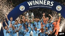 Les joueurs de Manchester City célèbrent leur titre en Ligue des champions obtenu à Istanbul le 10 juin 2023. 