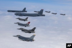 미 공군 전략폭격기 B-52H 2대(가운뎨)와 F-16 전투기 4대(아래), 한국 공군 F-35 전투기 4대(오른쪽 위)가 14일 한반도 상공에서 연합훈련을 했다. 한국 국방부 제공 사진.