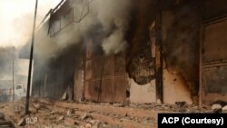 Magazini mpe ndako mingi lokola mpe biloko bisusu bilaki moto nsim na motuka momemaka petololo kopela moto na nzela ya Py Bass, Kinshasa, RDC, 8 sanza ya mwambe 2023. (ACP)