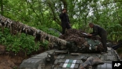 Ukrajinski vojnici 65. brigade pripremaju svoj tenk za sledeću operaciju za odbranu svojih pozicija na frontu u regionu Zaporižija, Ukrajina, 18. april 2024. (Foto: AP/Andriy Andriyenko)