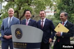 资料照：（左一）美国国会共和党议员约翰·穆罗尔 （John Moolenaar）跟随众议院中共问题特设委员会时任主席加拉格尔（Mike Gallagher 右二）访问台湾期间在台北与台湾外长吴钊燮（左二）出席记者会。（2024年2月22日）