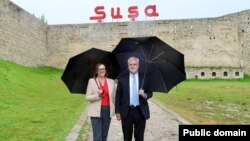 ABŞ səfiri Mark Libby xanımı Danusia ilə birlikdə Şuşaya gedib. ( foto: ABŞ-ın Azərbaycandakı səfirliyi ) 