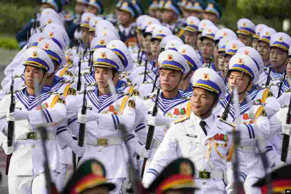 ក្បួន​ទាហានវៀតណាម​អបអរការ​មកដល់​របស់​លោក​ Joe Biden​ ប្រធានាធិបតី​សហរដ្ឋអាមេរិក​ក្នុង​ដំណើរ​ទស្សនកិច្ច​មក​កាន់ប្រទេស​ខ្លួនក្នុងរដ្ឋ​ធានី​ហាណូយ ប្រទេស​វៀតណាម​កាលពីថ្ងៃ​អាទិត្យ​ទី​១០​ កញ្ញា ឆ្នាំ​២០២៣។(AP Photo/Evan Vucci)