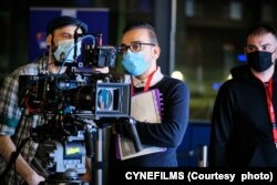 صحنه فیلمبرداری چمدان قرمز