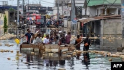 Neuf des 12 départements du pays restent toujours "sous les eaux" et "au total 1,8 million de personnes sont touchées" par les inondations.