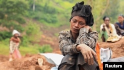 ፋይል፡ በጎፋ የመሬት መንሸራተት አደጋ በደርሰበት ወቅት ሃዘን ውስጥ ያለችን እናት ያሳያል፡፡ሐምሌ 22 2016 ዓ.ም። REUTERS/Kumerra Gemechu 
