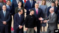 រូបឯកសារ៖ ប្រធានាធិបតីអ៊ុយក្រែនលោក Volodymyr Zelenskyy និងមេដឹកនាំរបស់ប្រទេសជាសមាជិកនៃសហភាពអឺរ៉ុប ក្នុងអំឡុងកិច្ចប្រជុំកំពូលសហភាពអឺរ៉ុប នៅទីក្រុងព្រុចសែល ប្រទេសប៊ែលហ្ស៊ិក កាលពីថ្ងៃទី៩ ខែកុម្ភៈ ឆ្នាំ២០២៣។