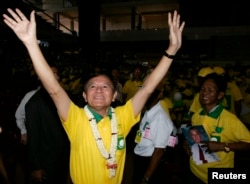 រូបឯកសារ៖ លោក កឹម សុខា មេដឹកនាំគណបក្ស​សិទ្ធិមនុស្ស ស្វាគមន៍អ្នកគាំទ្រនៅពហុកីឡដ្ឋានជាតិអូឡាំពិក នៅរាជធានីភ្នំពេញ កាលពីថ្ងៃទី ២២ ខែកក្កដា ឆ្នាំ ២០០៧។