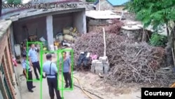 视频截图显示山东泰安警察向李吉成父亲问话(视频来源：李吉成)