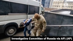 یکی دیگر از مظنونین حمله جمعه شب با دستان بسته به دفتر مرکزی کمیته تحقیقات روسیه انتقال می شود