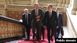 Ceyhun Bayramov və Leo Dokerti (Mənbə: Azərbaycan Xarici İşlər Nazirliyi)