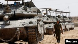 کاروانی از تانک‌های نظامیان اسراییلی در نزدیک مرز جنوبی غزه با اسراییل