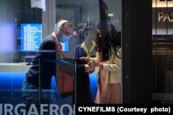 صحنه فیلمبرداری چمدان قرمز