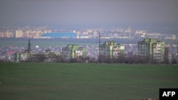 Sebagian pemandangan Kota Tiraspol (bagian belakang) di Transnistria, wilayah yang memisahkan diri dari Moldova, dan Kota Bender (bagian tengah) di wilayah Moldova, 1 Maret 2024. (Foto: Daniel Mihailescu/AFP)