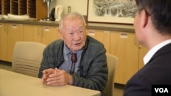 평안남도 대동군 출신 97살 진기찬 할아버지가 VOA 김영권 기자와 인터뷰하고 있다.