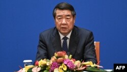 资料照：中国国务院副总理何立峰在一个记者会上讲话。（2023年9月25日）