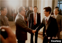 资料照：赵紫阳与1986年成立的中央政治改革办公室四位“召集人”：鲍彤、严家祺（右二）、贺光辉（国家经济体制改革委员会副主任，右一）、周杰（中共中央办公厅副主任，左一）（照片来源：严家祺)