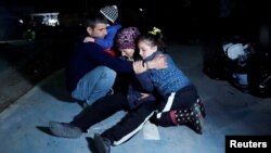 Orang-orang bereaksi dan mencari tempat aman setelah gempa bumi melanda Antakya di provinsi Hatay, Turki, hari Senin 20 Februari 2023.