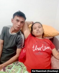 Rasminah (kanan) didampingi suaminya Runata. (Foto: Courtesy/Keluarga Rasminah)