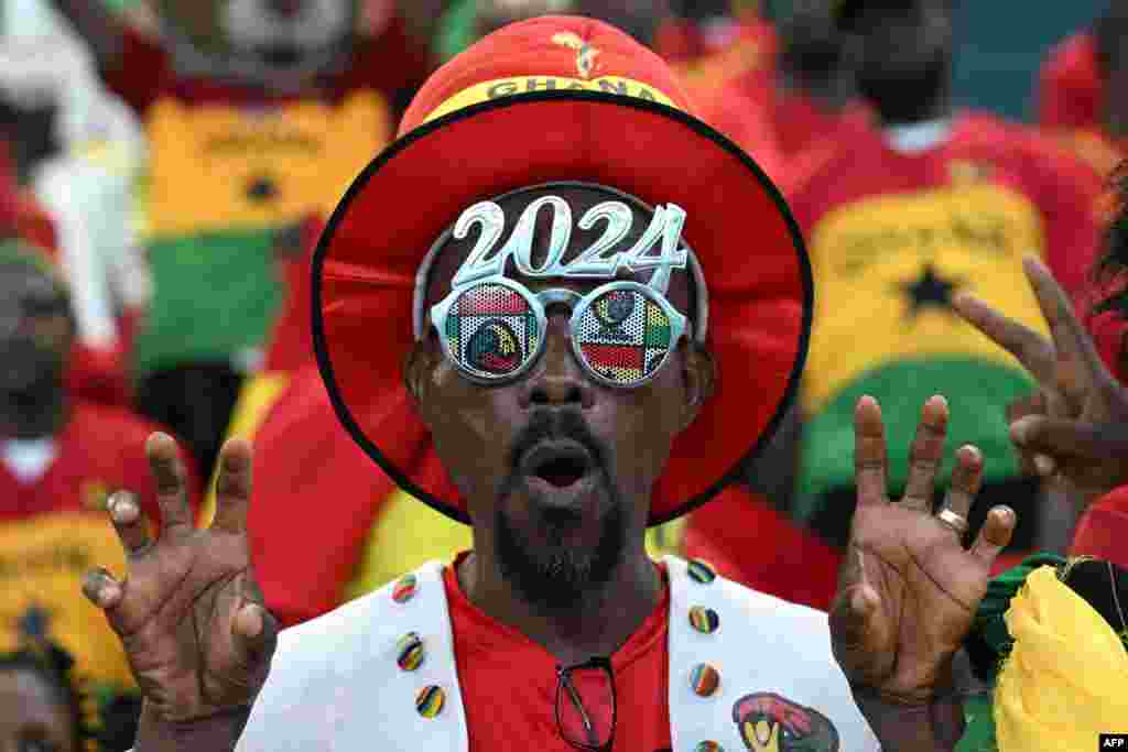 Un supporter ghanéen gesticule avant le match de football du groupe B de la Coupe d&#39;Afrique des Nations (CAN) 2024 entre l&#39;Égypte et le Ghana au stade Félix Houphouët-Boigny d&#39;Abidjan, le 18 janvier 2024.