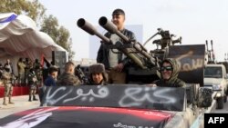 Les forces de sécurité libyennes lors d'une parade célébrant les treize ans de la fin du régime de Khadafi.